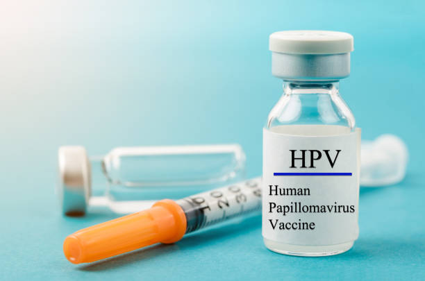vaccin contre le virus du papillome humain avec seringue et flacon - hpv (human papillomavirus) photos et images de collection