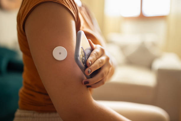 femme surveillant son taux de glucose - diabete photos et images de collection